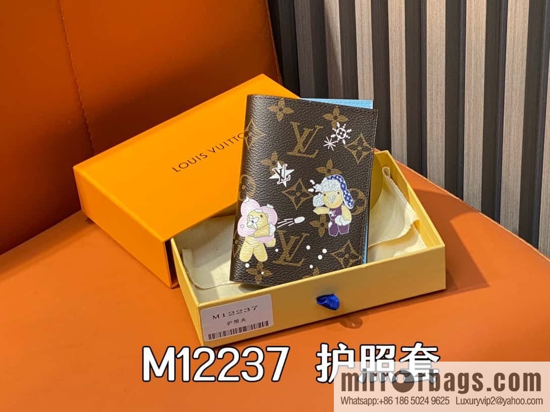 [Boutique‑grade] M12237 blue, Christmas model, new autumn and winter model, passport holder, passport cover M12219 red Candy Factory series