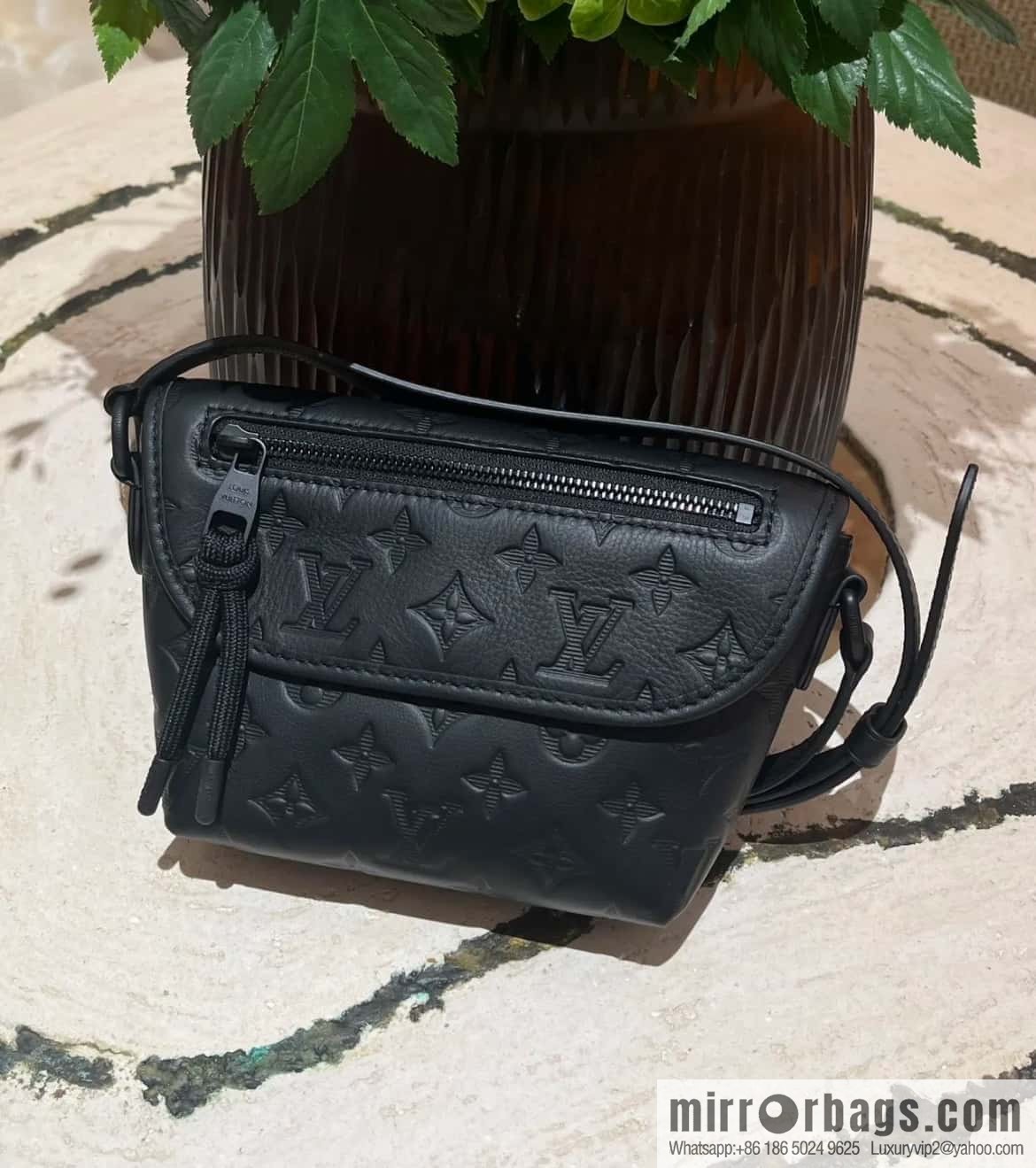 [Boutique‑grade] M12636 black full leather, men's bag messenger bag series Pulse mini handbag