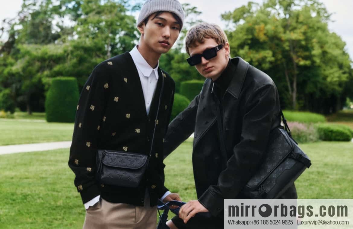 [Boutique‑grade] M12636 black full leather, men's bag messenger bag series Pulse mini handbag