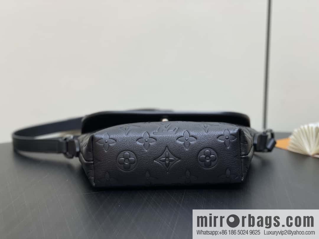 [Boutique‑grade] M12636 black full leather, men's bag messenger bag series Pulse mini handbag