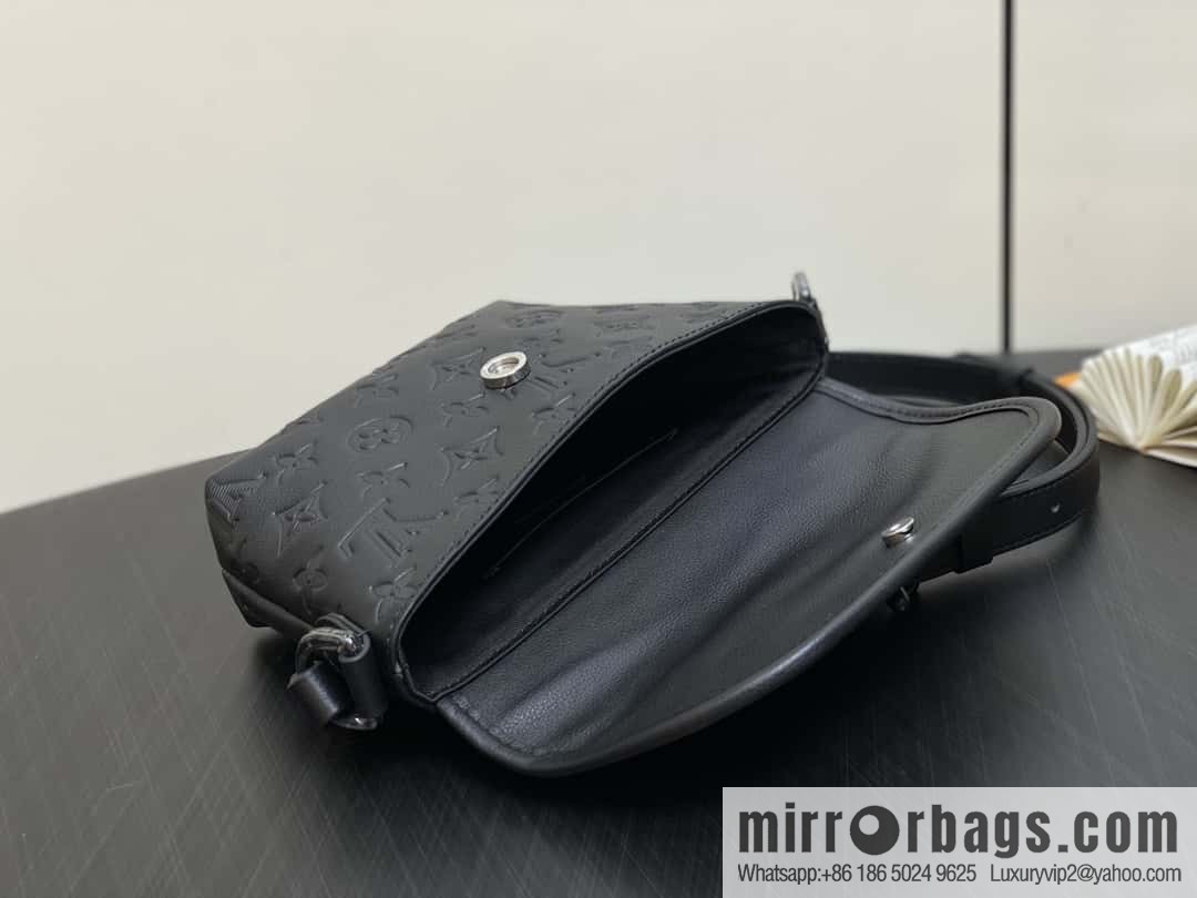 [Boutique‑grade] M12636 black full leather, men's bag messenger bag series Pulse mini handbag