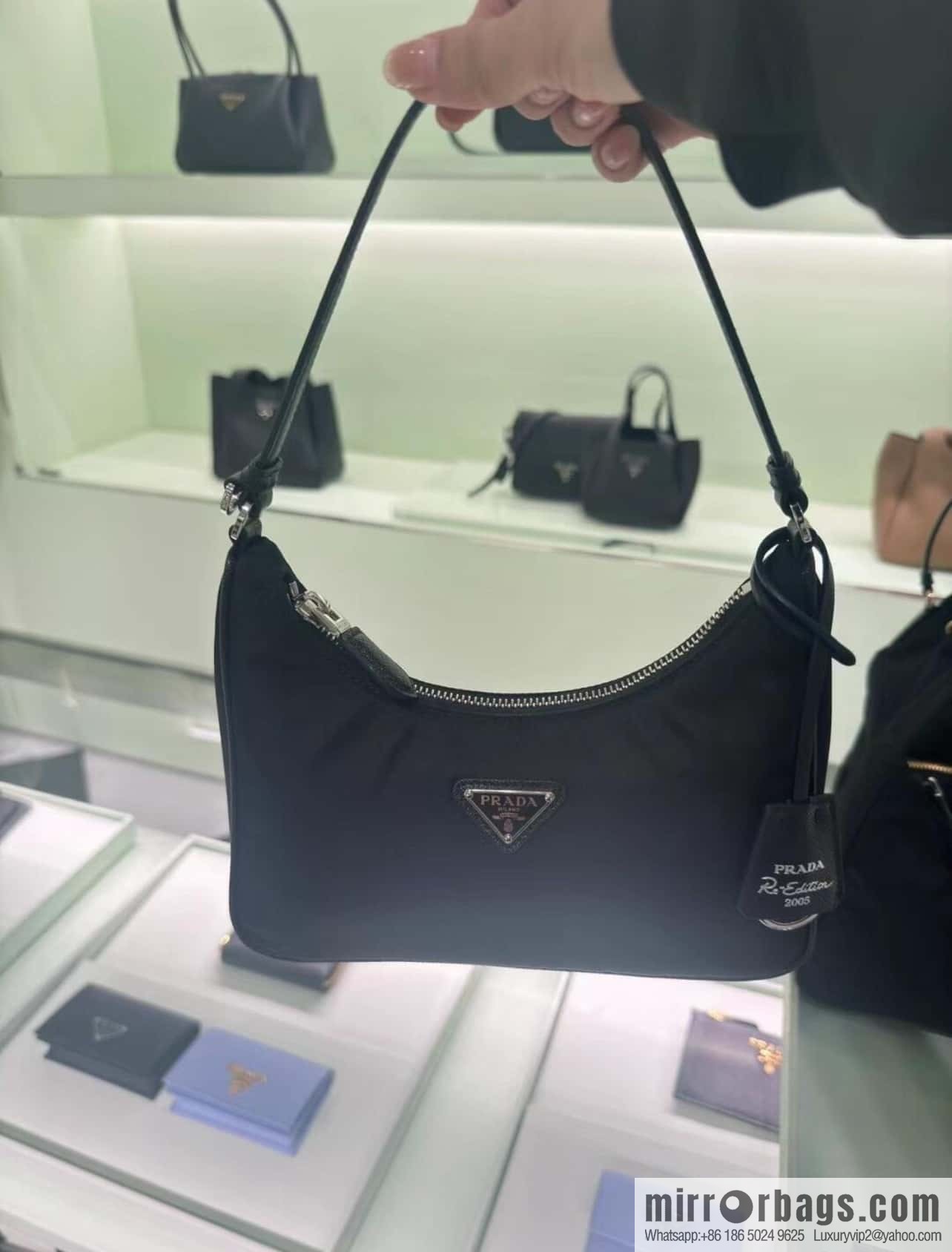 PRADA 🎉 Hobo 🎉 1N 204 M Platinum Hardware🎉🎉