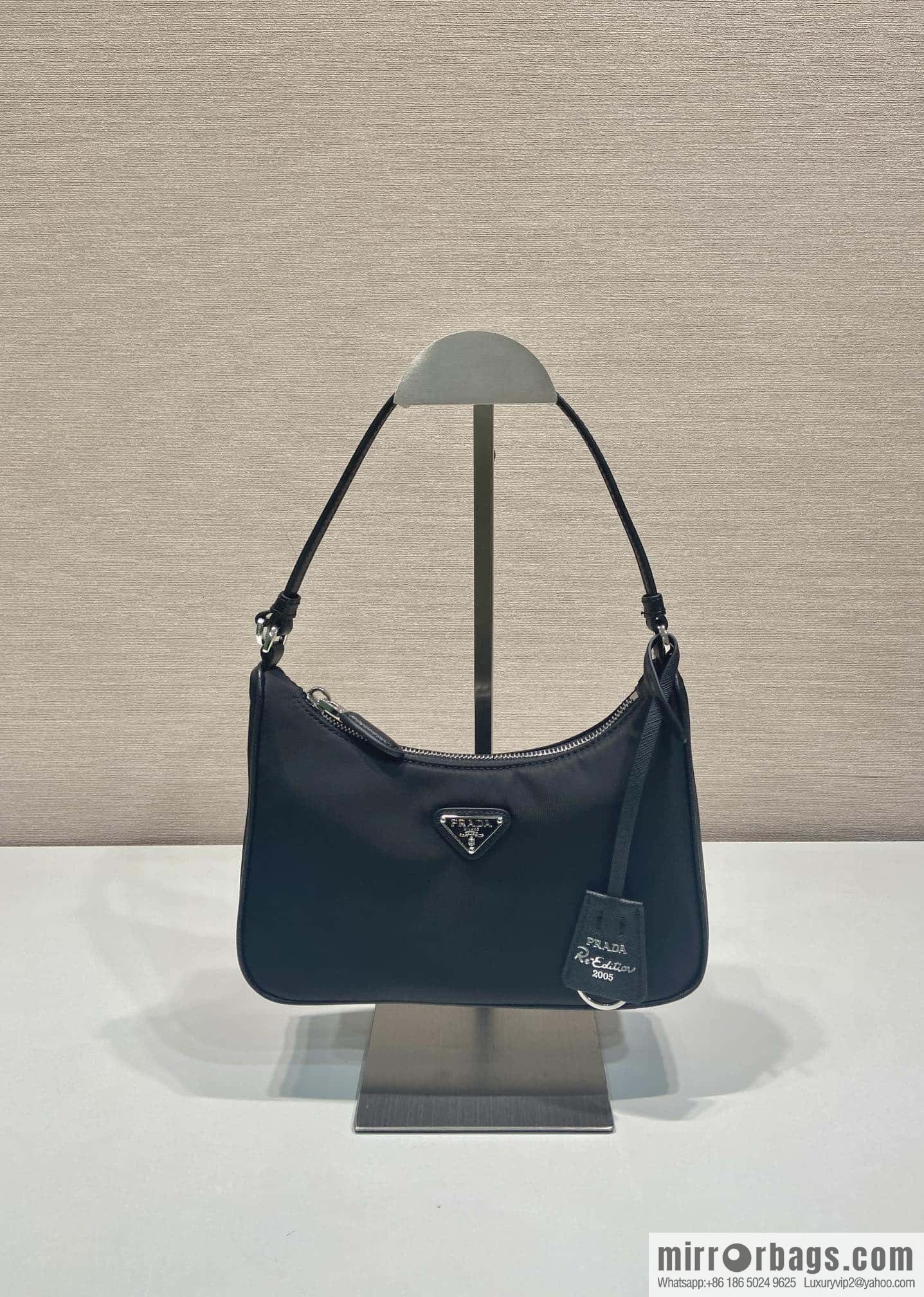 PRADA 🎉 Hobo 🎉 1N 204 M Platinum Hardware🎉🎉