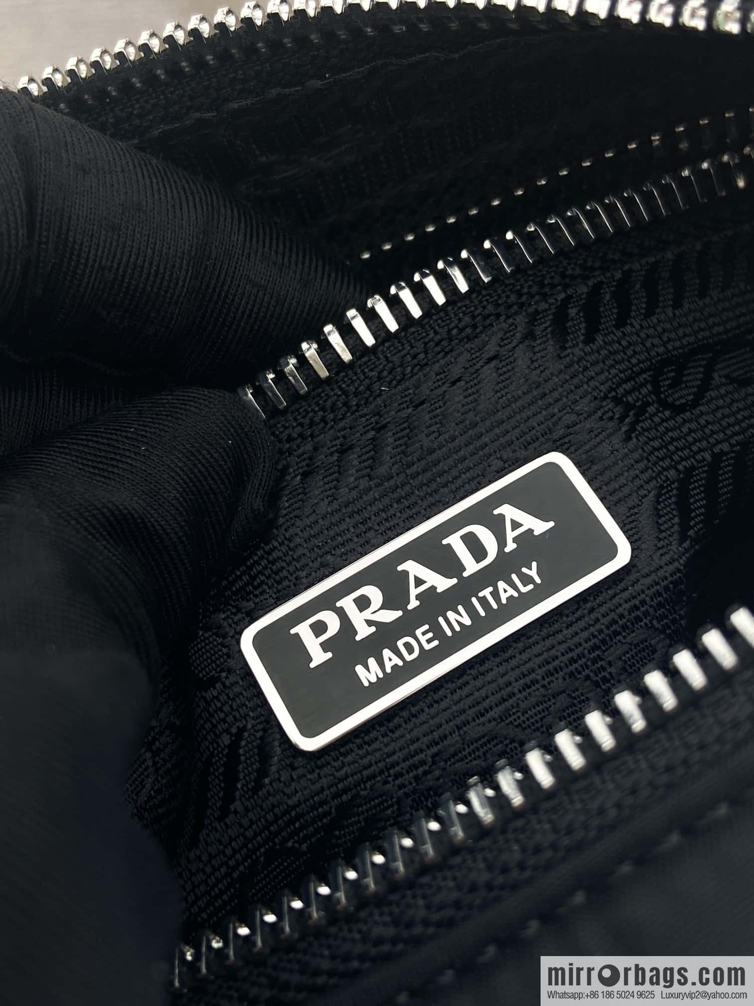 PRADA 🎉 Hobo 🎉 1N 204 M Platinum Hardware🎉🎉