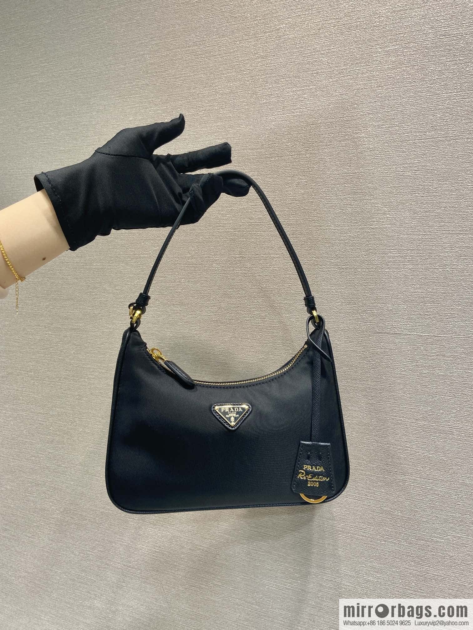 PRADA 🎉 Hobo 🎉 1N 204 M Gold Hardware🎉🎉