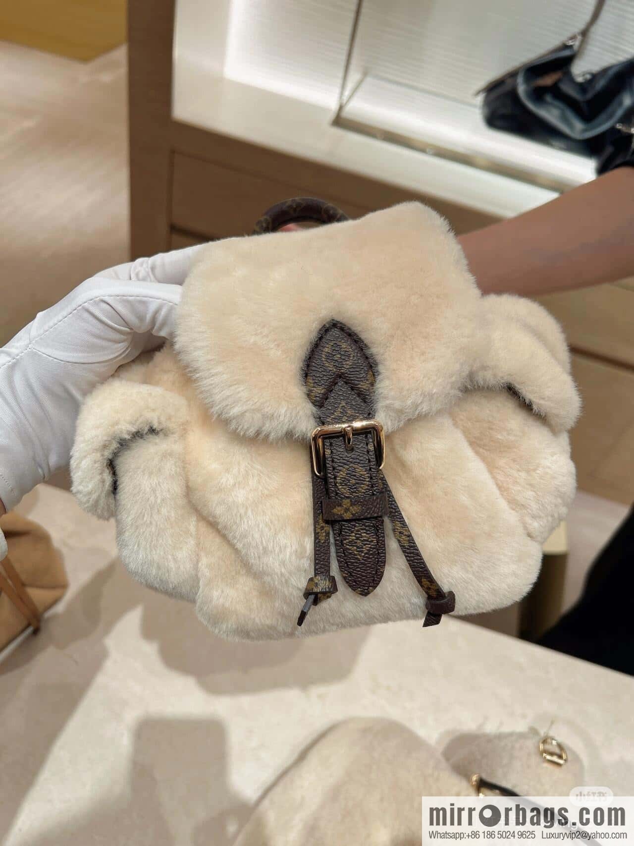 M11919-meter white, plush backpack series, the new NANO TEDDY backpack LV Ski series of the season