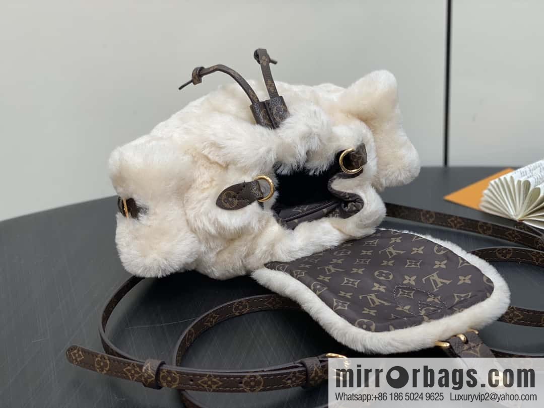 M11919-meter white, plush backpack series, the new NANO TEDDY backpack LV Ski series of the season