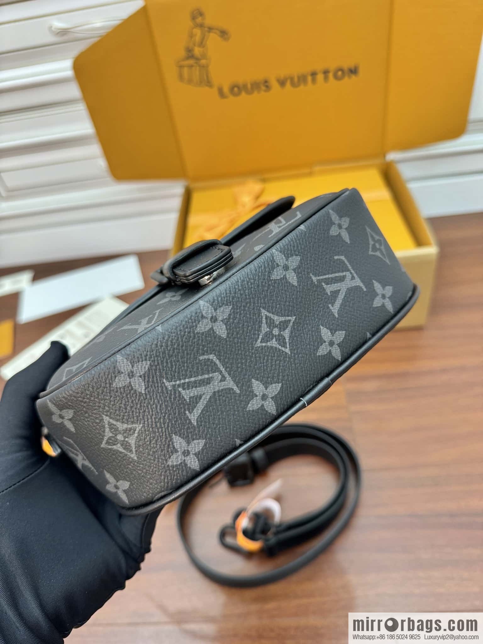 LV M12519 Montsouris Messenger PM