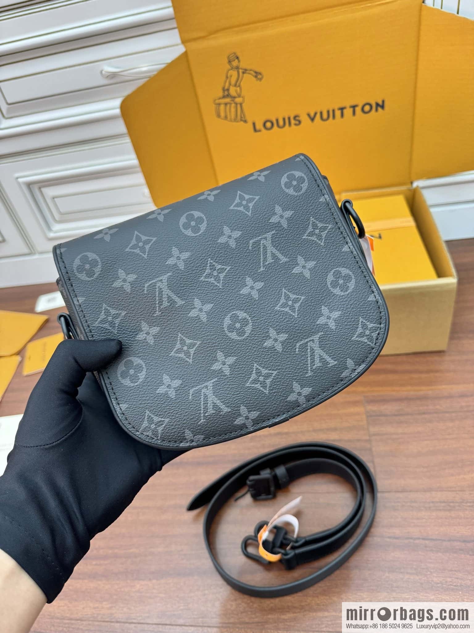 LV M12519 Montsouris Messenger PM