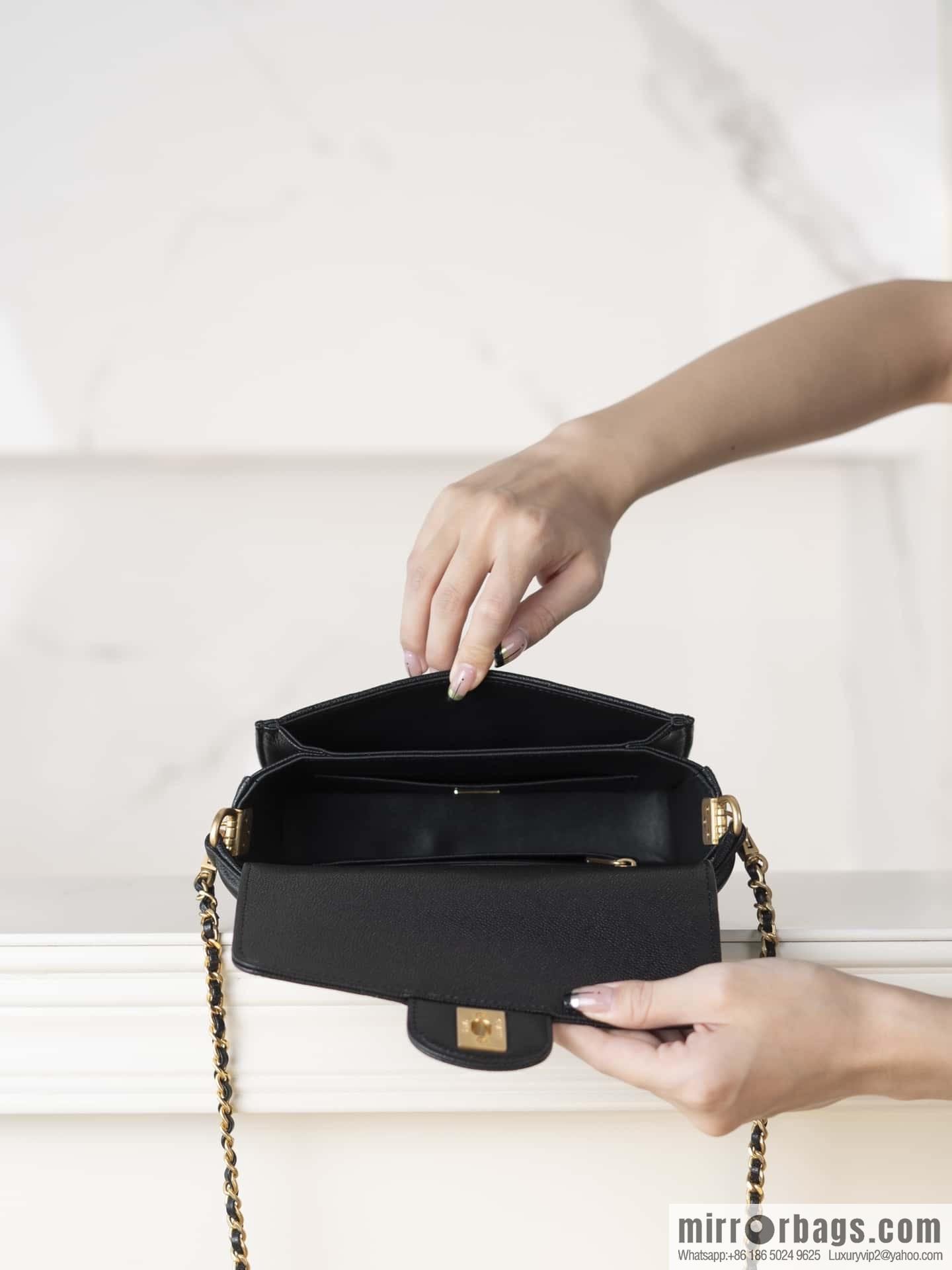 𝐂𝐇𝐀𝐍𝐄𝐋 24K CF Handle Cover Bag, Black, Small AS5165