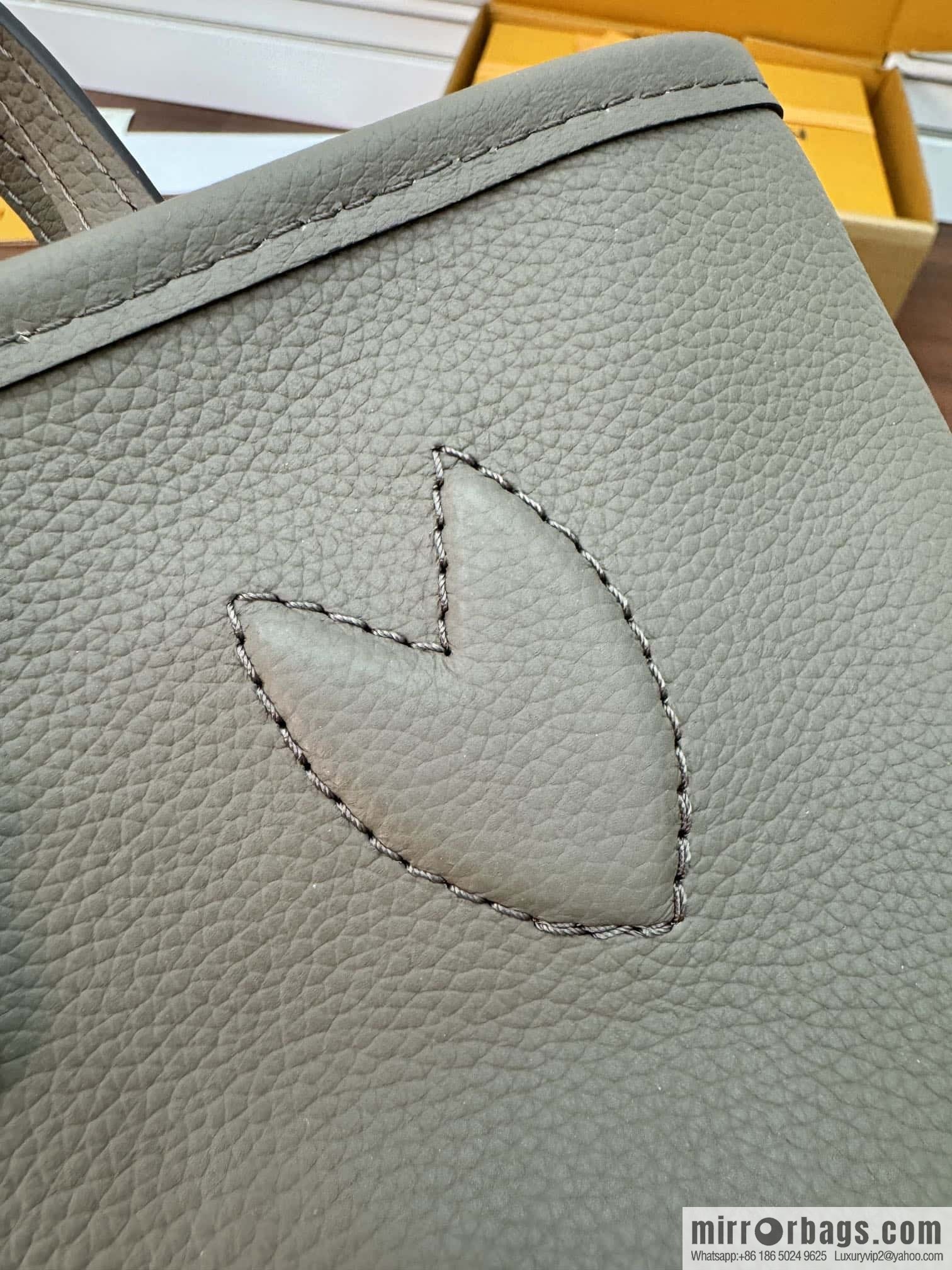 LV M12109 New Reversible Neverfull Bandoulière Inside Out BB