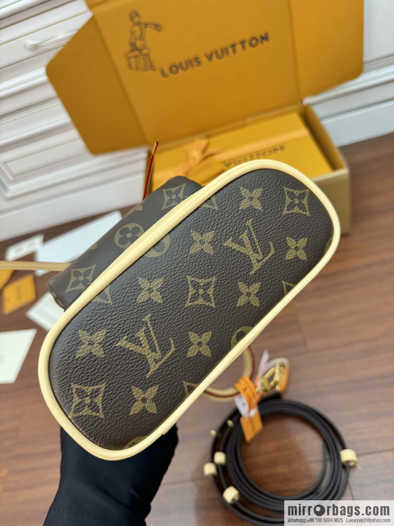LV M11199 Montsouris Mini