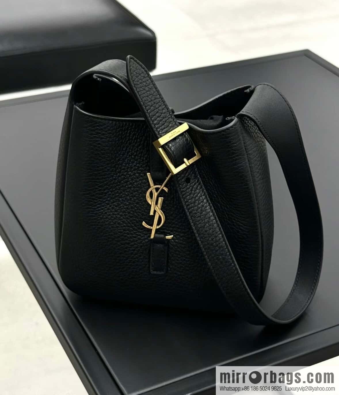 YSL 𝗟𝗘𝟱 À 𝟳 𝗕𝗔𝗕𝗬 Soft Grain Leather Handbag 809461