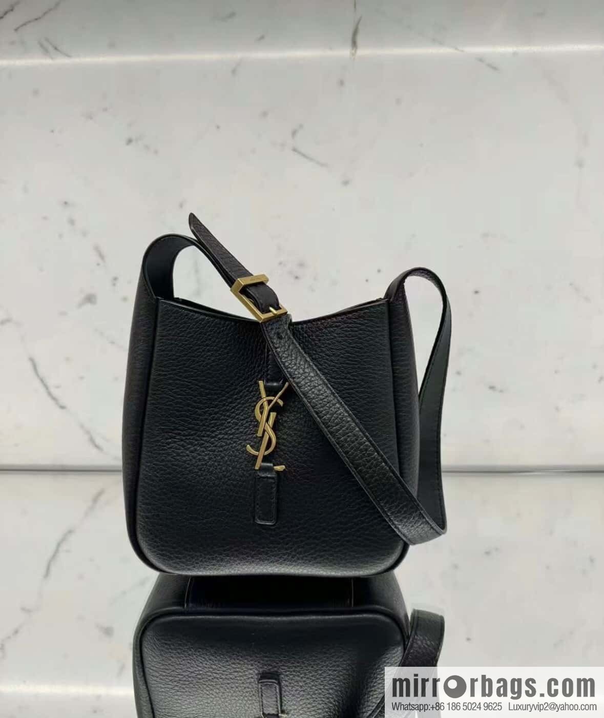 YSL 𝗟𝗘𝟱 À 𝟳 𝗕𝗔𝗕𝗬 Soft Grain Leather Handbag 809461