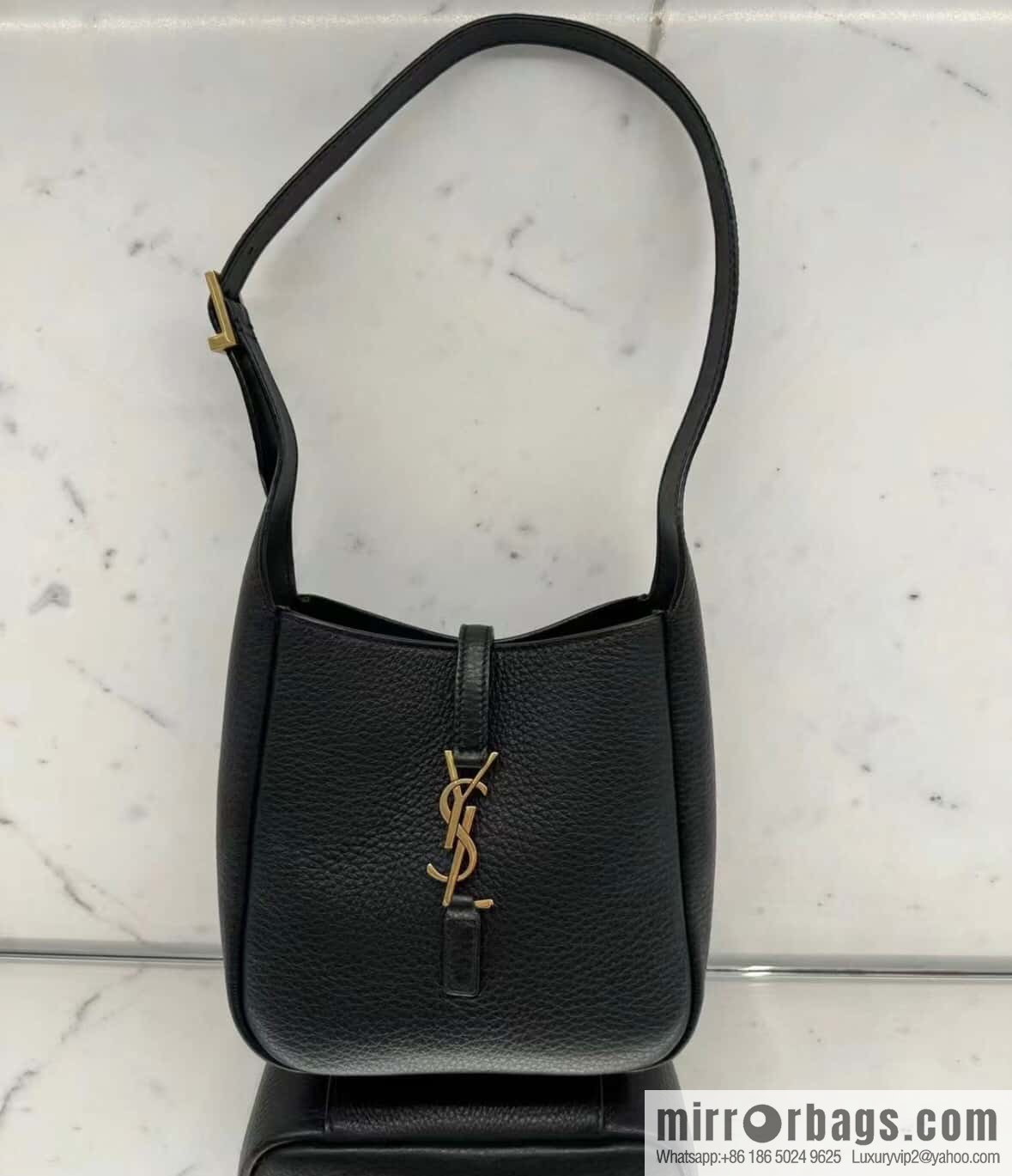 YSL 𝗟𝗘𝟱 À 𝟳 𝗕𝗔𝗕𝗬 Soft Grain Leather Handbag 809461
