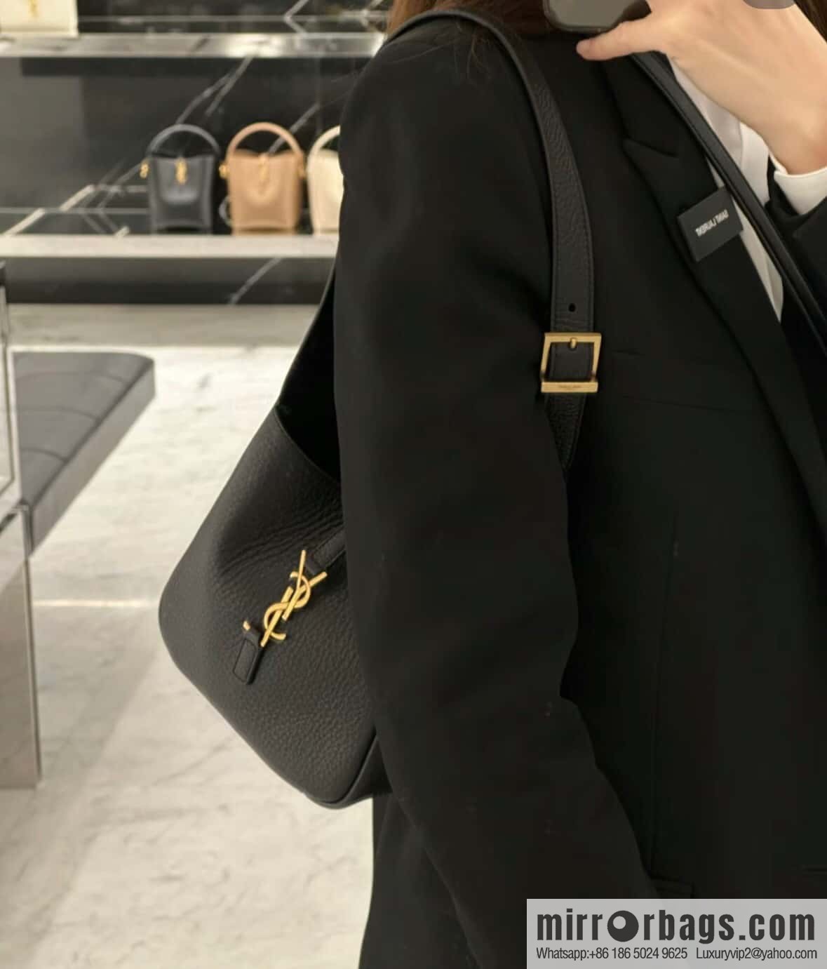 YSL 𝗟𝗘𝟱 À 𝟳 𝗕𝗔𝗕𝗬 Soft Grain Leather Handbag 809461