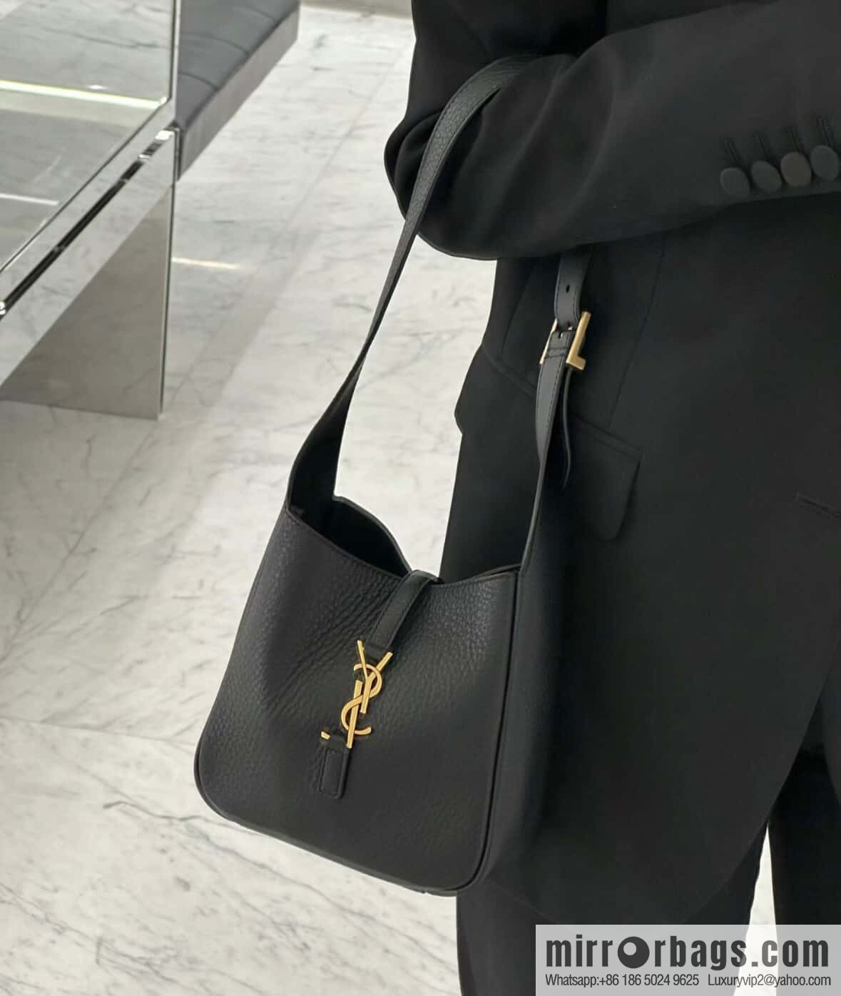 YSL 𝗟𝗘𝟱 À 𝟳 𝗕𝗔𝗕𝗬 Soft Grain Leather Handbag 809461