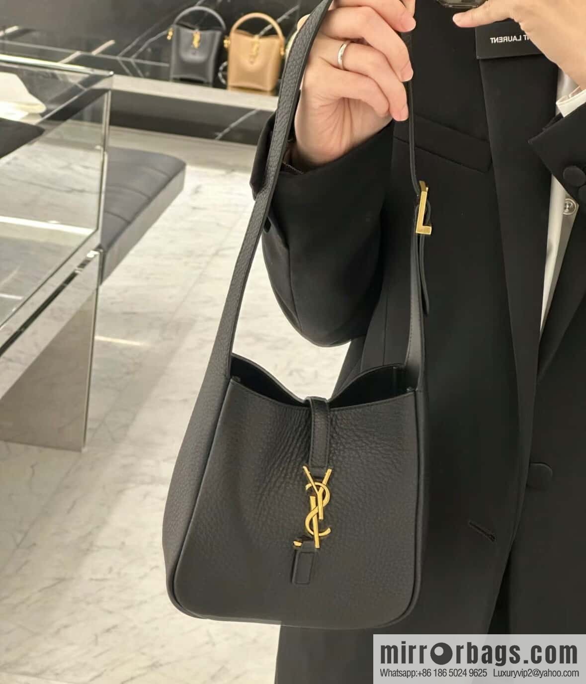 YSL 𝗟𝗘𝟱 À 𝟳 𝗕𝗔𝗕𝗬 Soft Grain Leather Handbag 809461