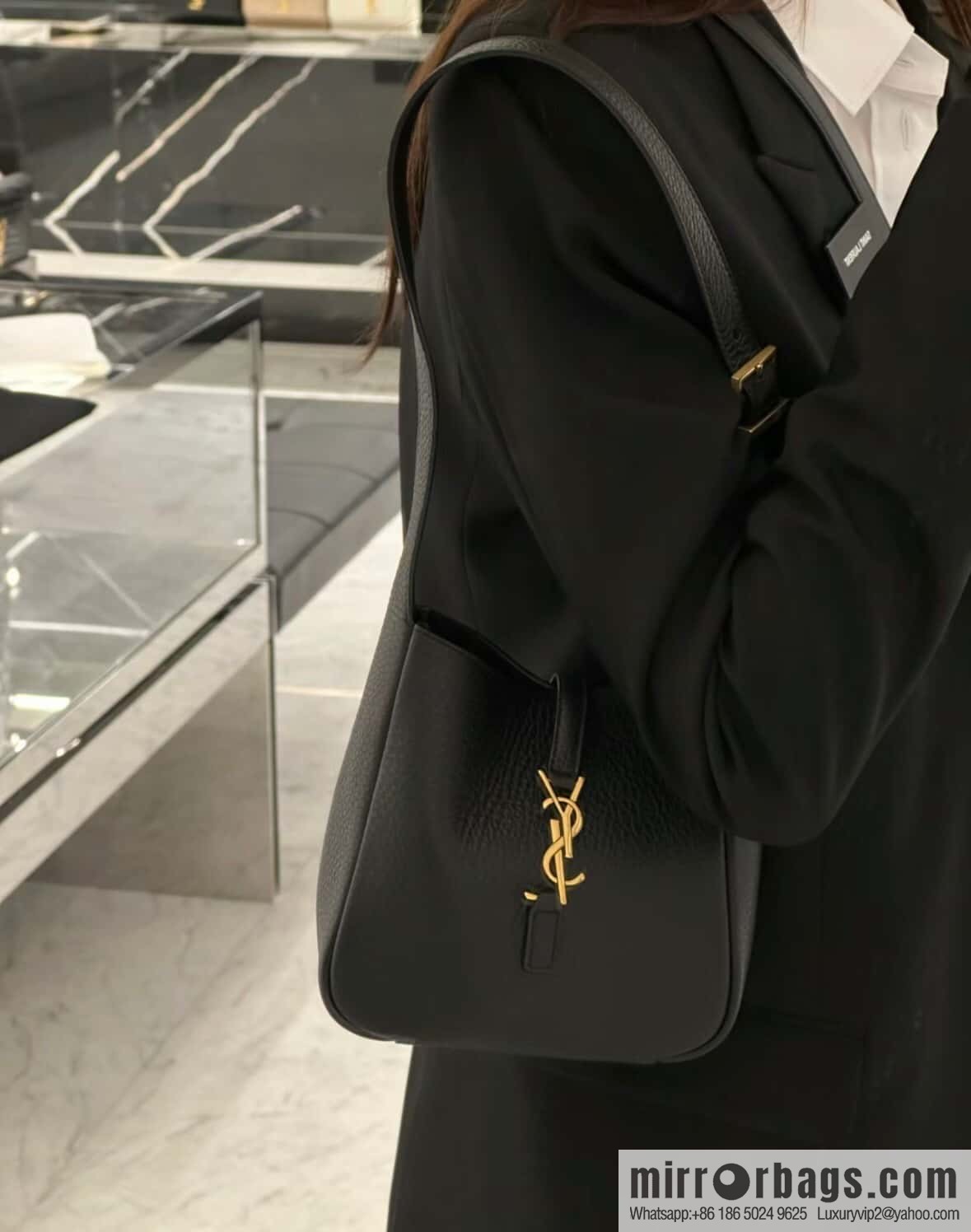 YSL 𝗟𝗘𝟱 À 𝟳 𝗕𝗔𝗕𝗬 Soft Grain Leather Handbag 809461