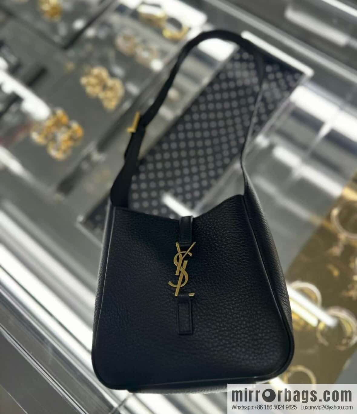 YSL 𝗟𝗘𝟱 À 𝟳 𝗕𝗔𝗕𝗬 Soft Grain Leather Handbag 809461