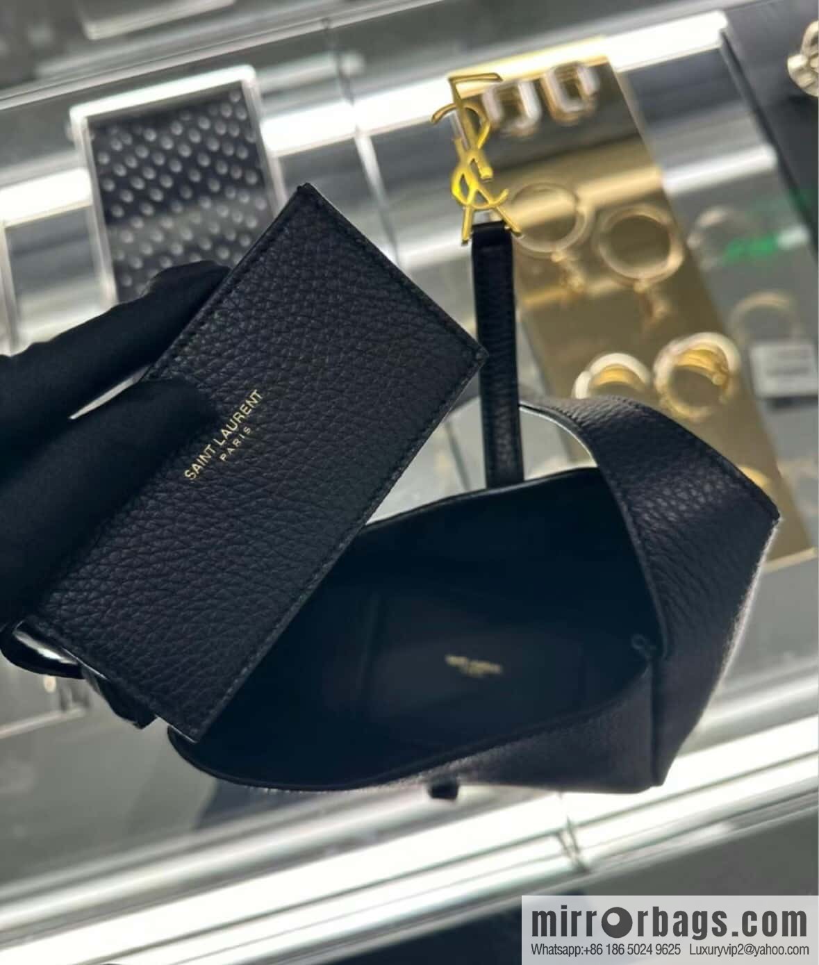 YSL 𝗟𝗘𝟱 À 𝟳 𝗕𝗔𝗕𝗬 Soft Grain Leather Handbag 809461