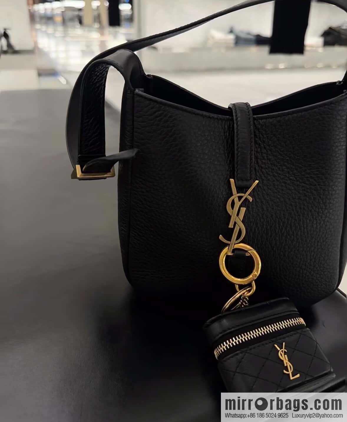 YSL 𝗟𝗘𝟱 À 𝟳 𝗕𝗔𝗕𝗬 Soft Grain Leather Handbag 809461