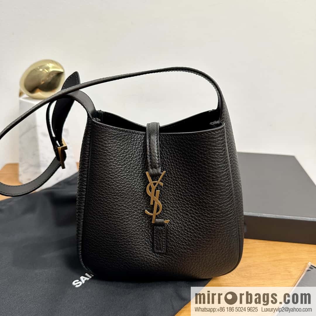 YSL 𝗟𝗘𝟱 À 𝟳 𝗕𝗔𝗕𝗬 Soft Grain Leather Handbag 809461