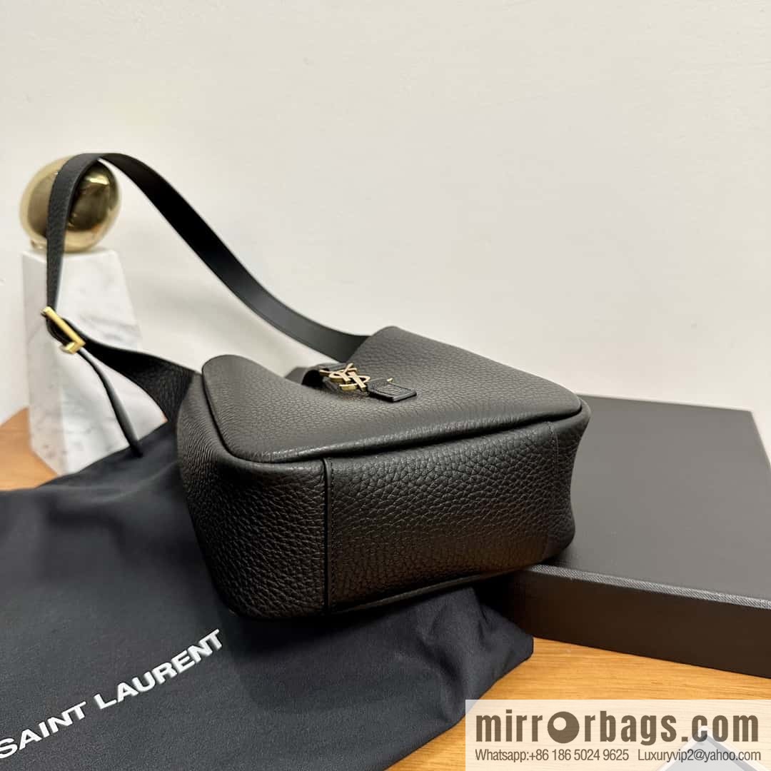 YSL 𝗟𝗘𝟱 À 𝟳 𝗕𝗔𝗕𝗬 Soft Grain Leather Handbag 809461