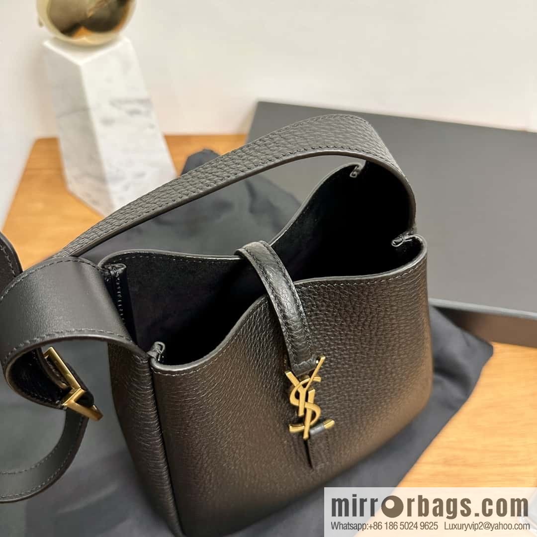 YSL 𝗟𝗘𝟱 À 𝟳 𝗕𝗔𝗕𝗬 Soft Grain Leather Handbag 809461