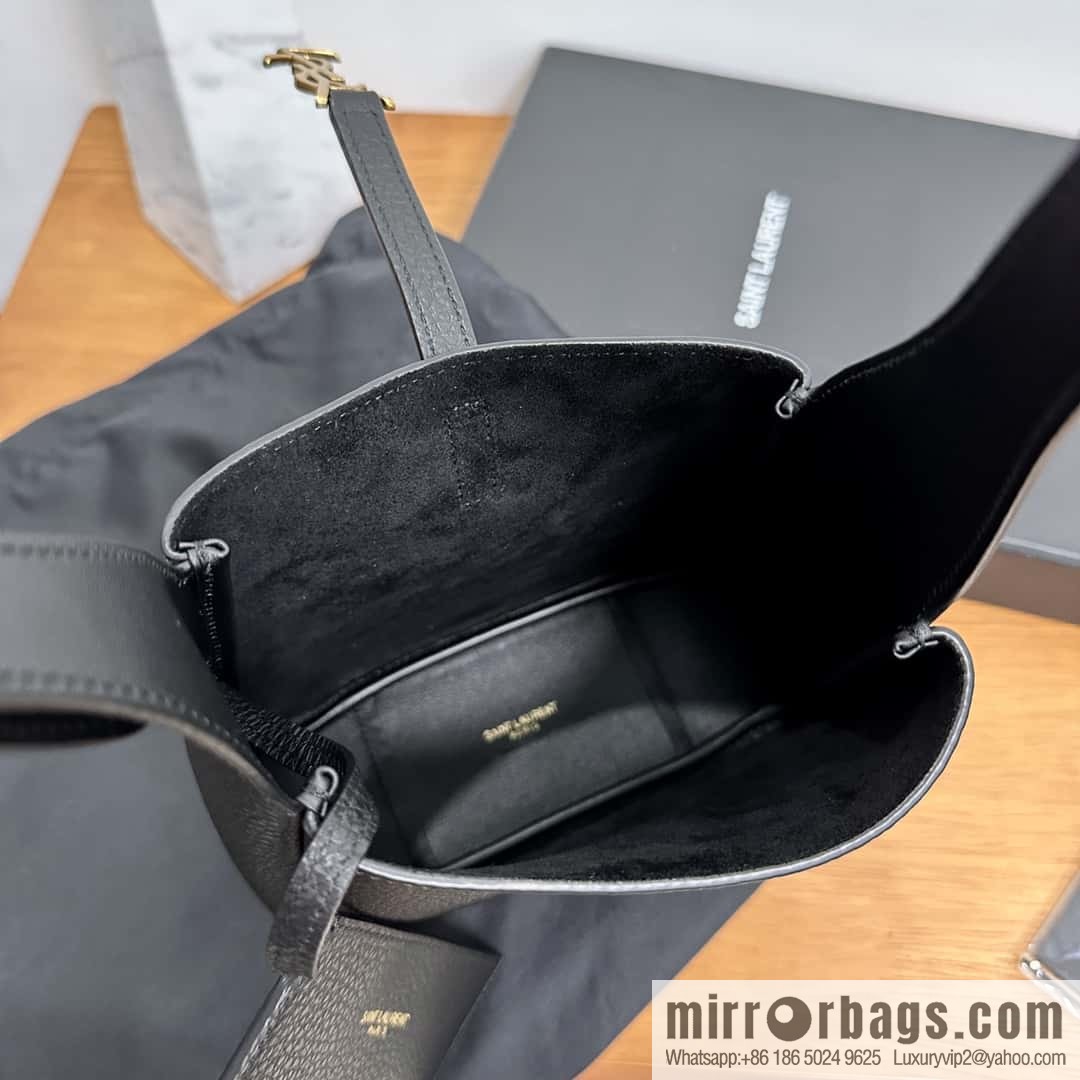 YSL 𝗟𝗘𝟱 À 𝟳 𝗕𝗔𝗕𝗬 Soft Grain Leather Handbag 809461