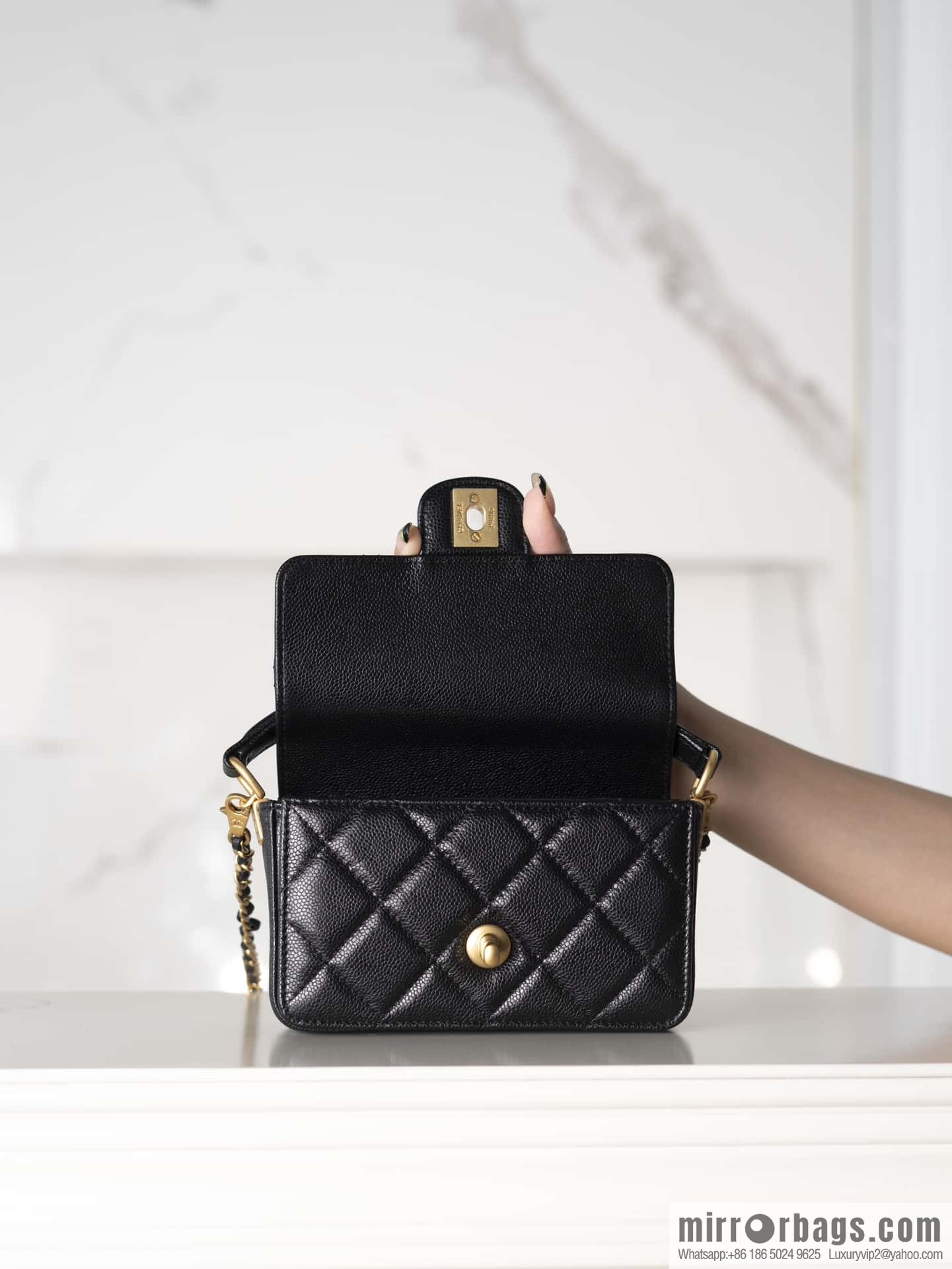 𝐂𝐇𝐀𝐍𝐄𝐋 24K CF Handle Cover Bag, Black Mini AS5164
