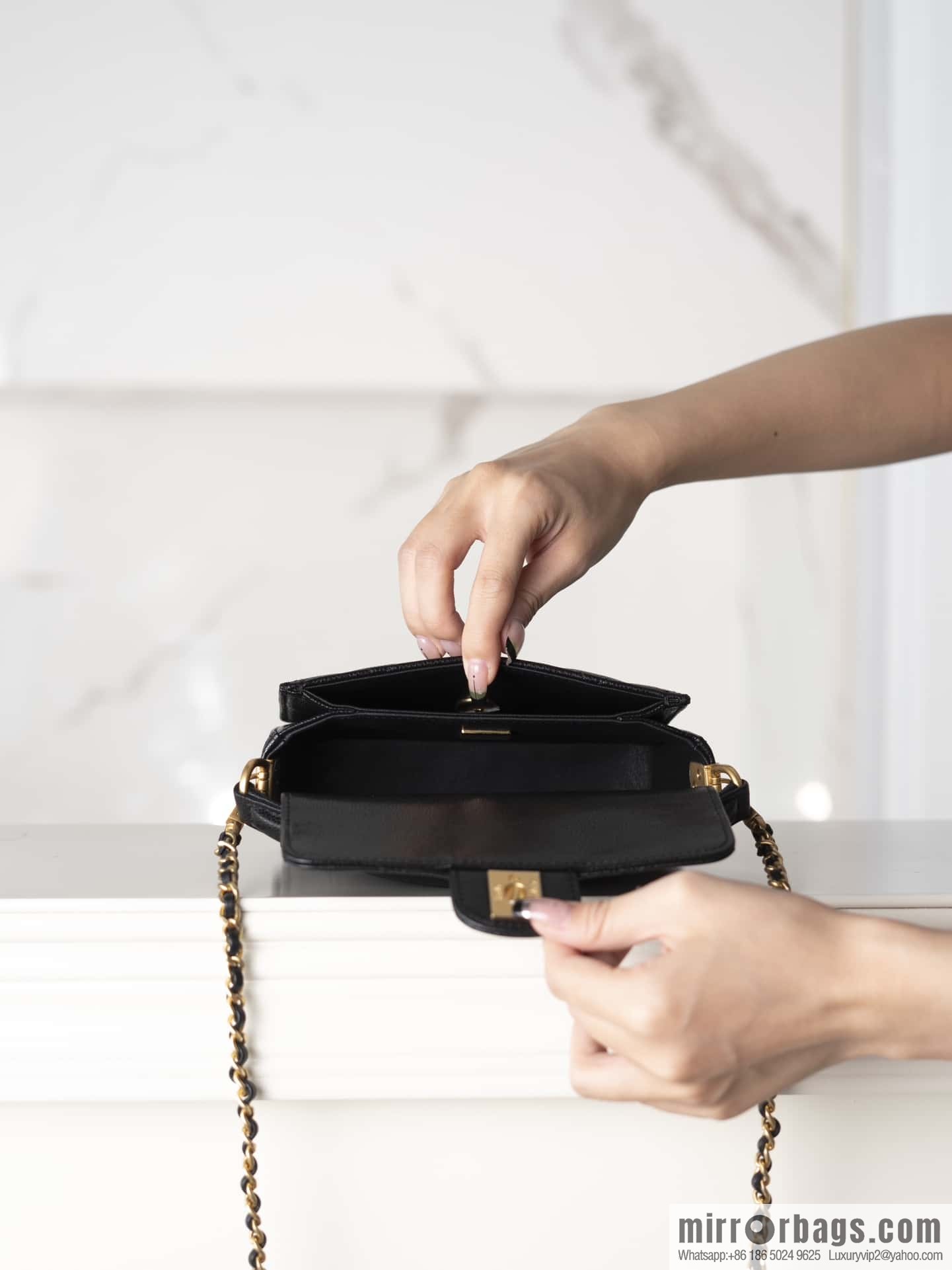 𝐂𝐇𝐀𝐍𝐄𝐋 24K CF Handle Cover Bag, Black Mini AS5164