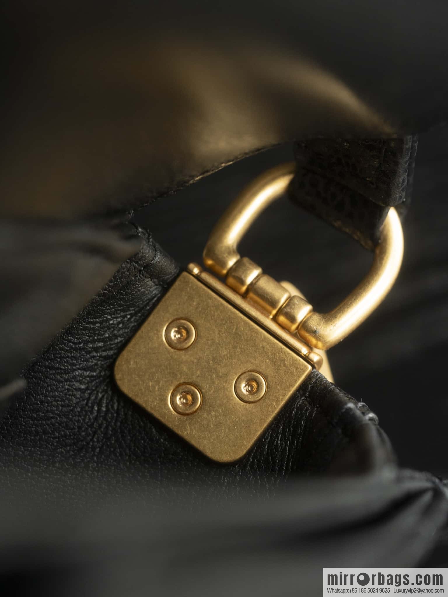 𝐂𝐇𝐀𝐍𝐄𝐋 24K CF Handle Cover Bag, Black Mini AS5164