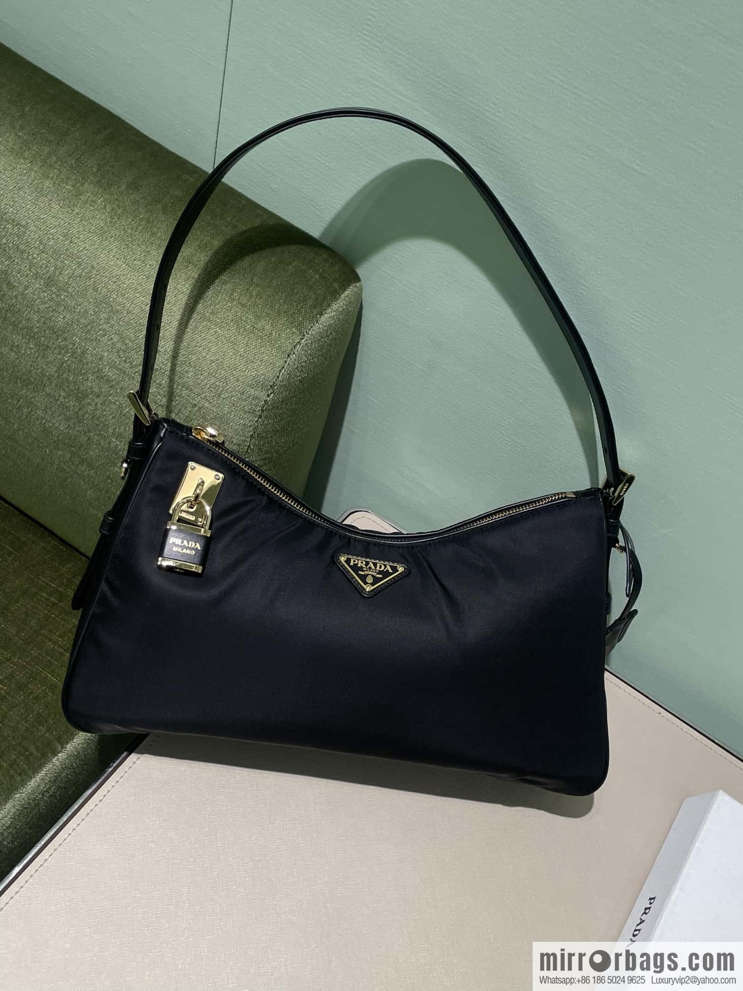 PRADA 🎉 new 🎉 1BC232 nylon lock bag🎉