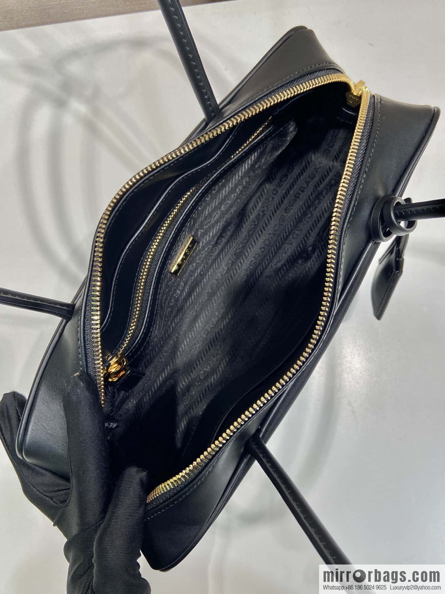 PRADA 🎉 new 🎉 1BB133 nylon lock bag🎉🎉