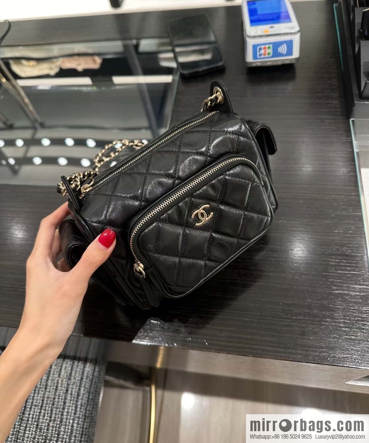 𝐂𝐇𝐀𝐍𝐄𝐋 24K Multi-pocket Camera Bag, Black, Small AS5220
