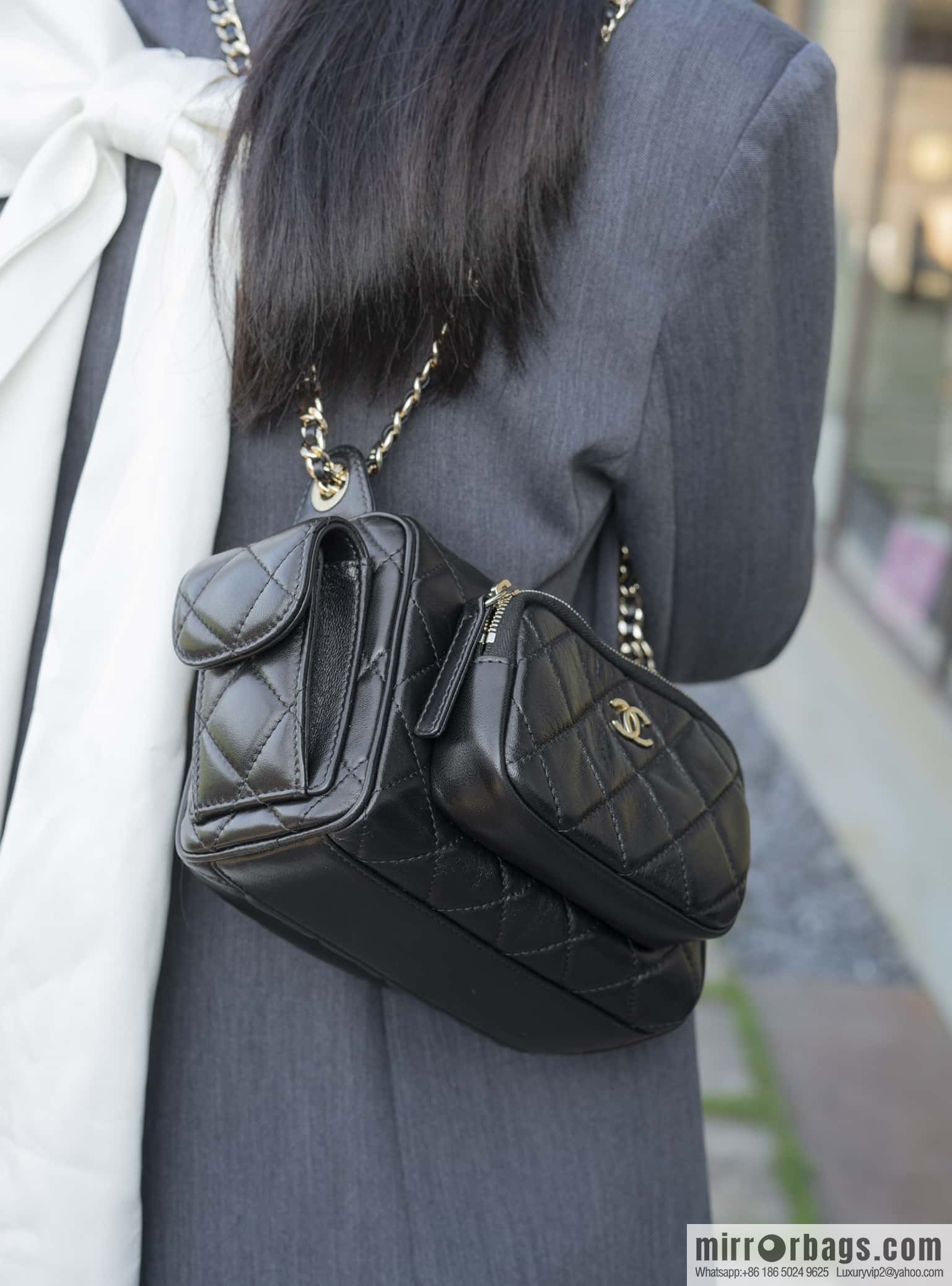 𝐂𝐇𝐀𝐍𝐄𝐋 24K Multi-pocket Camera Bag, Black, Small AS5220
