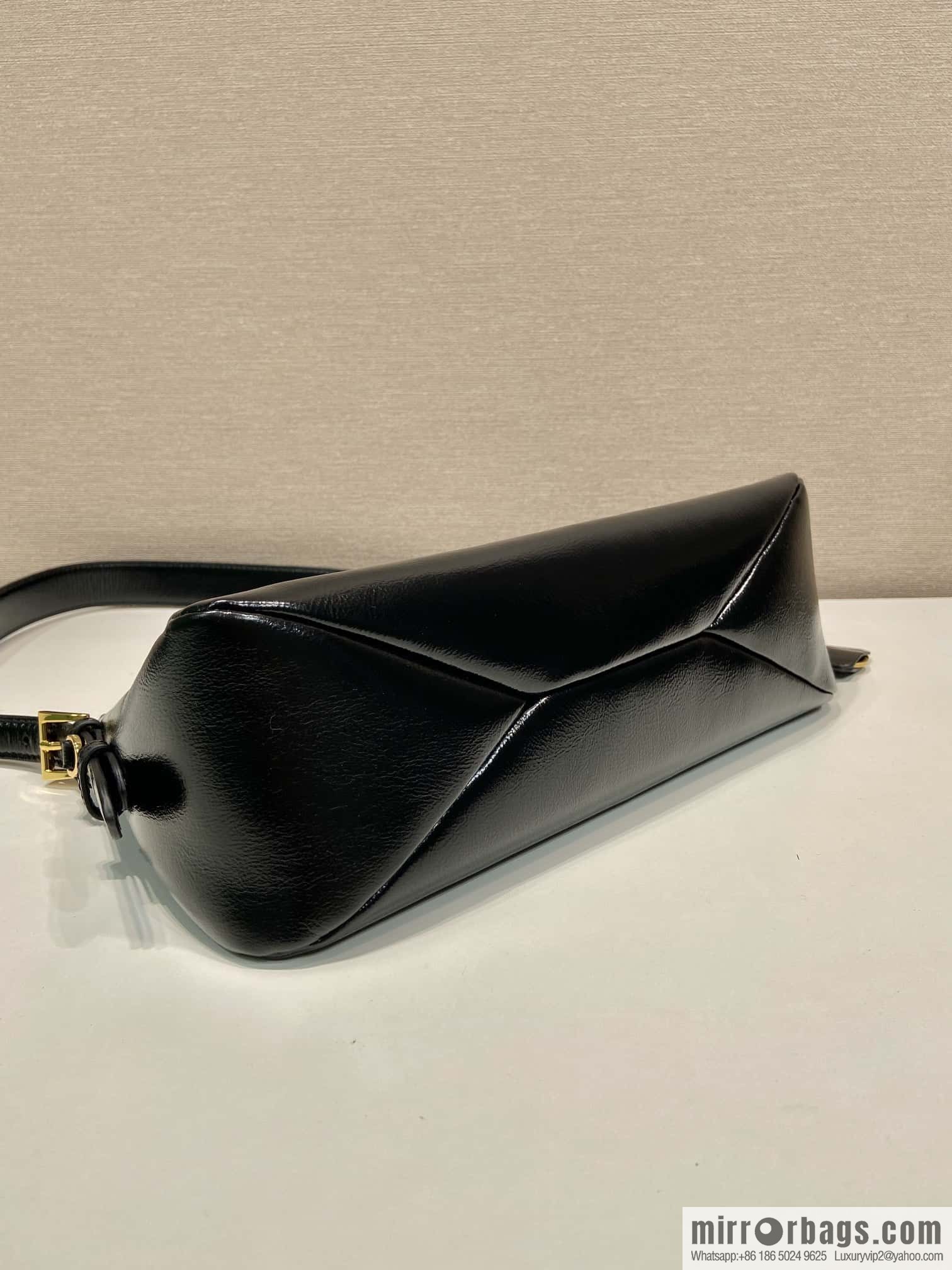 PRADA 🎉 new Aimee armpit bag 🎉 1BC229 wrinkled patent leather🎉🎉