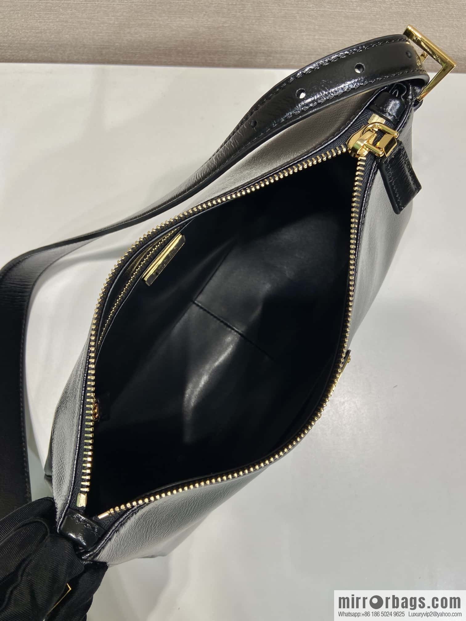 PRADA 🎉 new Aimee armpit bag 🎉 1BC229 wrinkled patent leather🎉🎉
