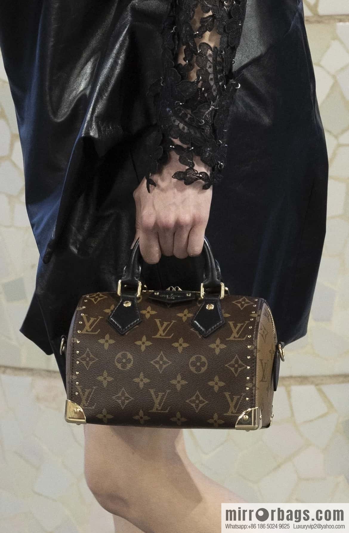 [Boutique‑grade] M13146 presbyopia black leather, catwalk pillow bag series Speedy 20 rivet show Lv pillow