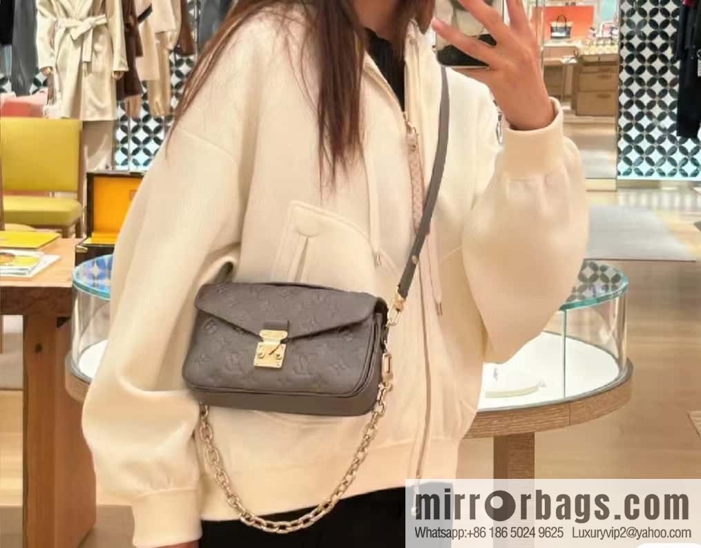 LV M11998 Pochette Métis East West