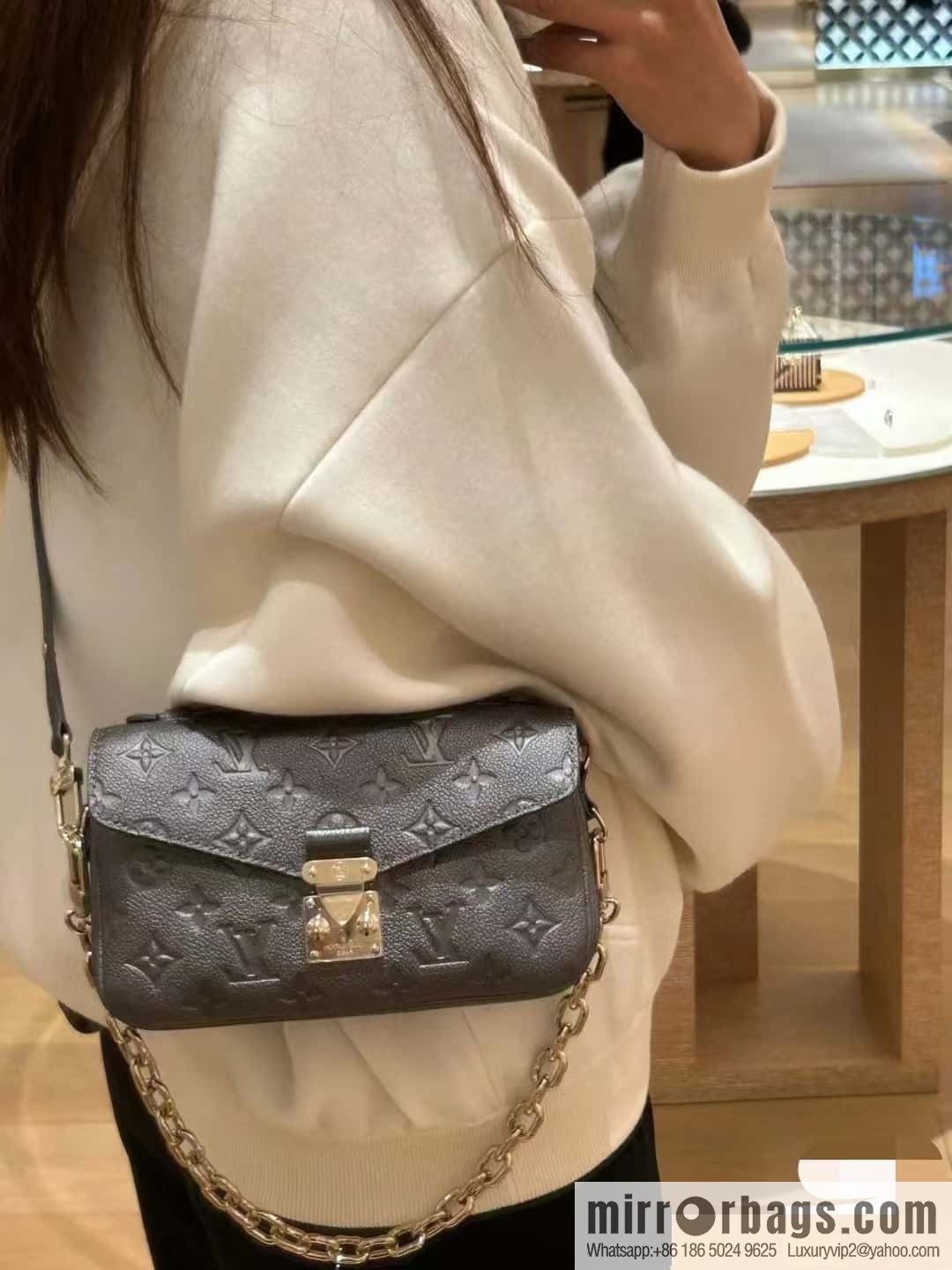 LV M11998 Pochette Métis East West