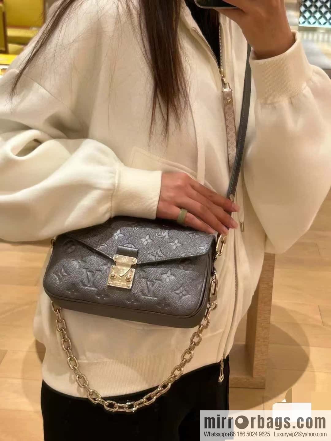 LV M11998 Pochette Métis East West