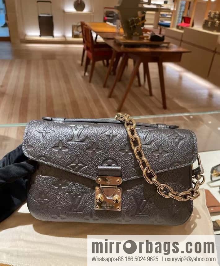 LV M11998 Pochette Métis East West