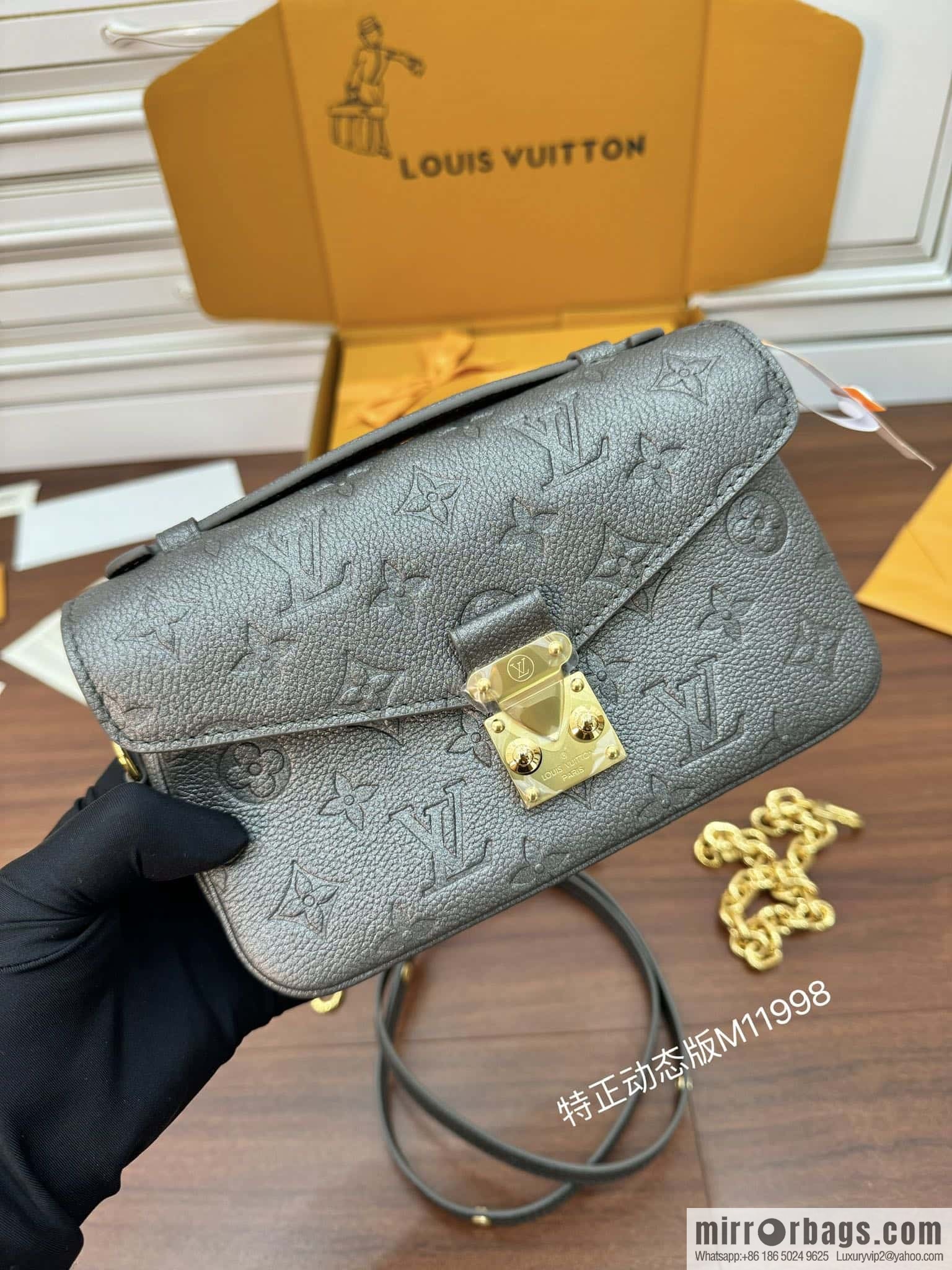 LV M11998 Pochette Métis East West