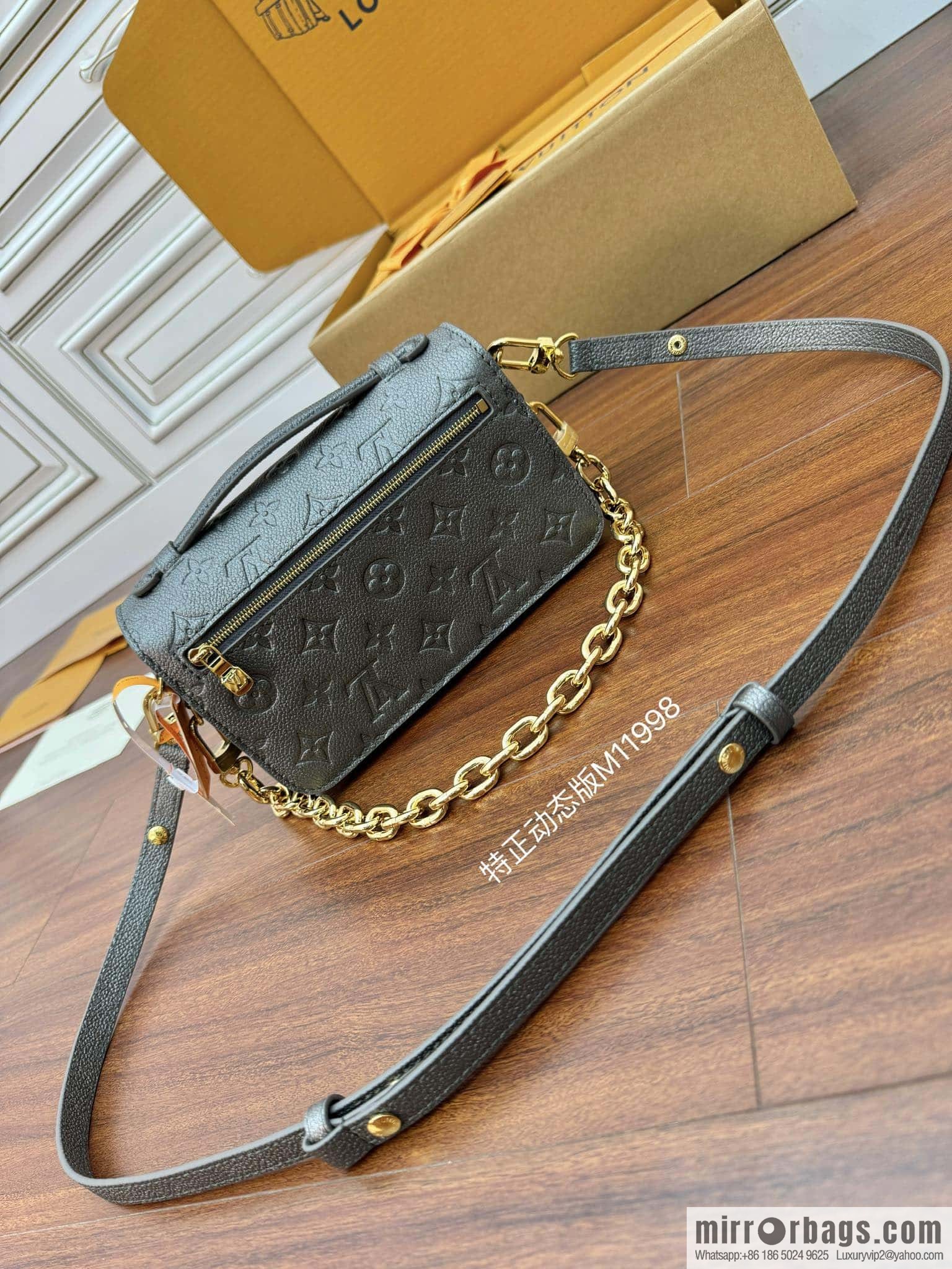 LV M11998 Pochette Métis East West