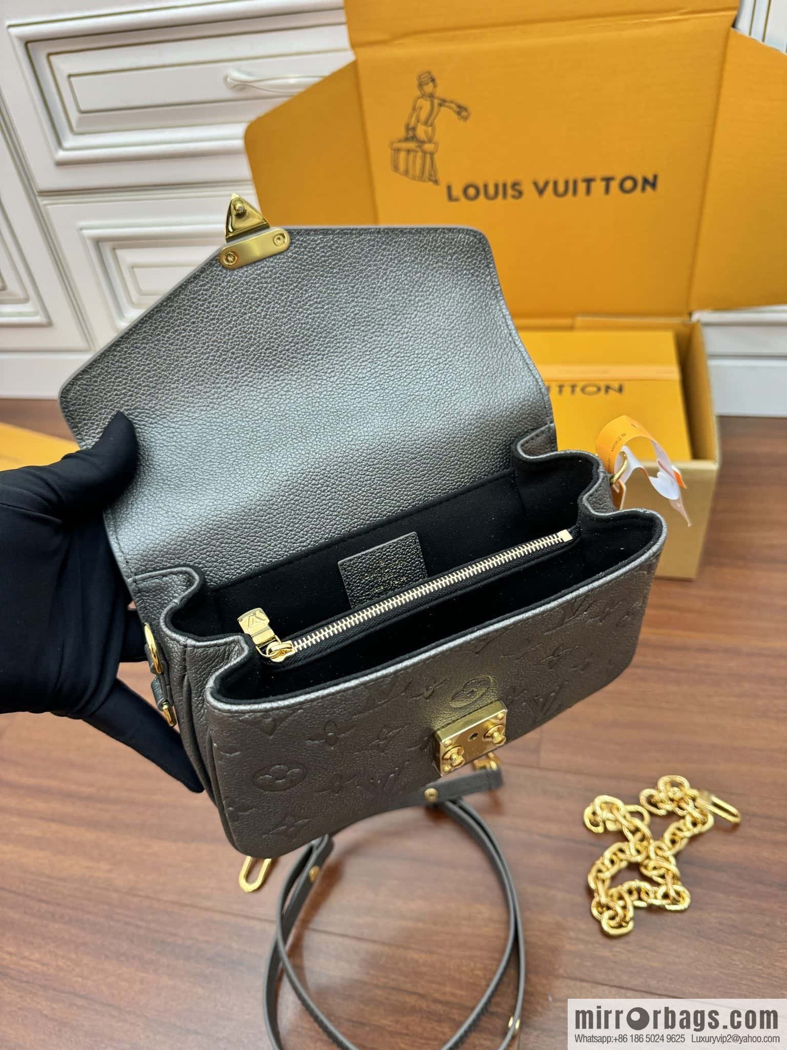 LV M11998 Pochette Métis East West