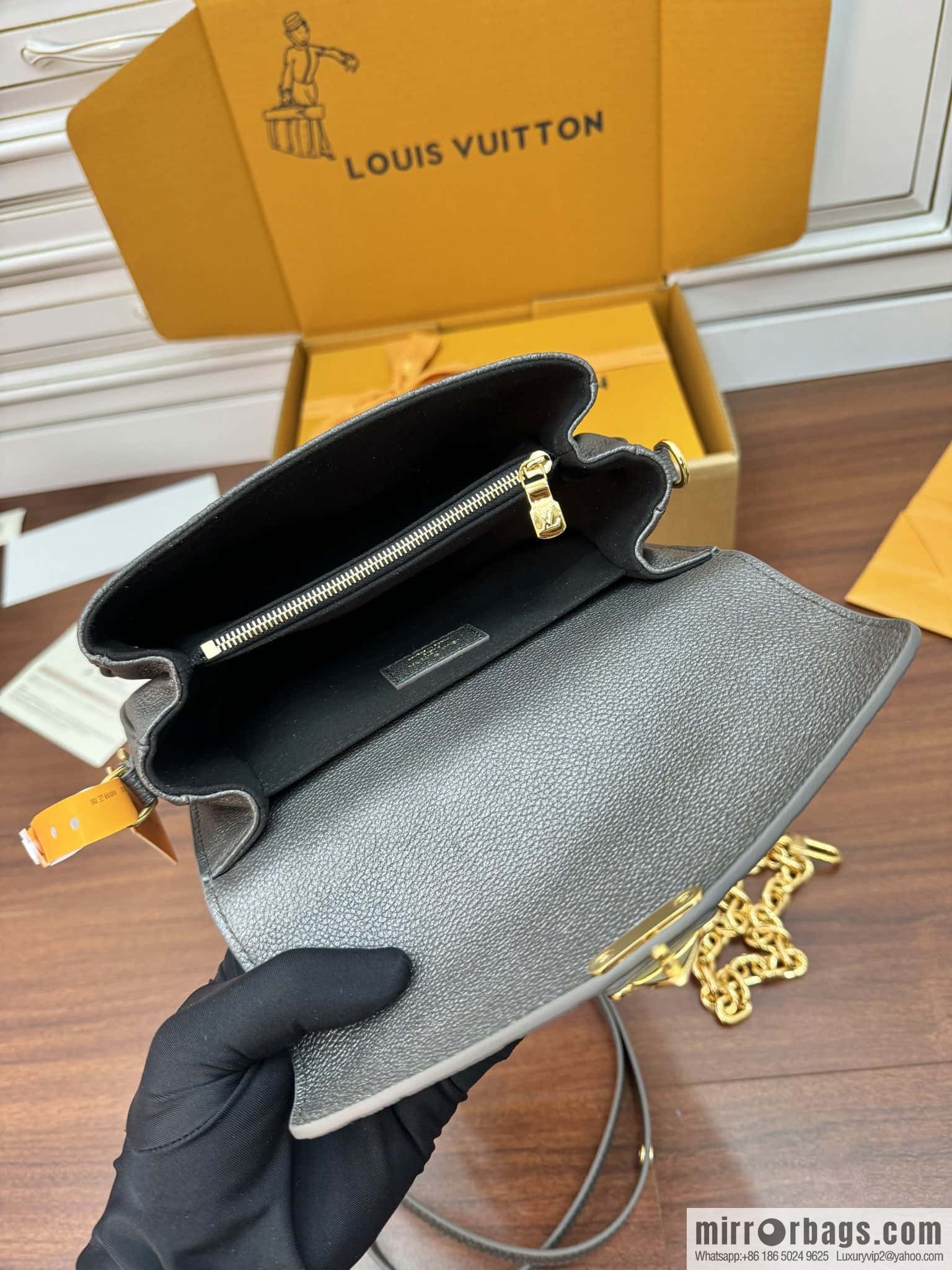 LV M11998 Pochette Métis East West