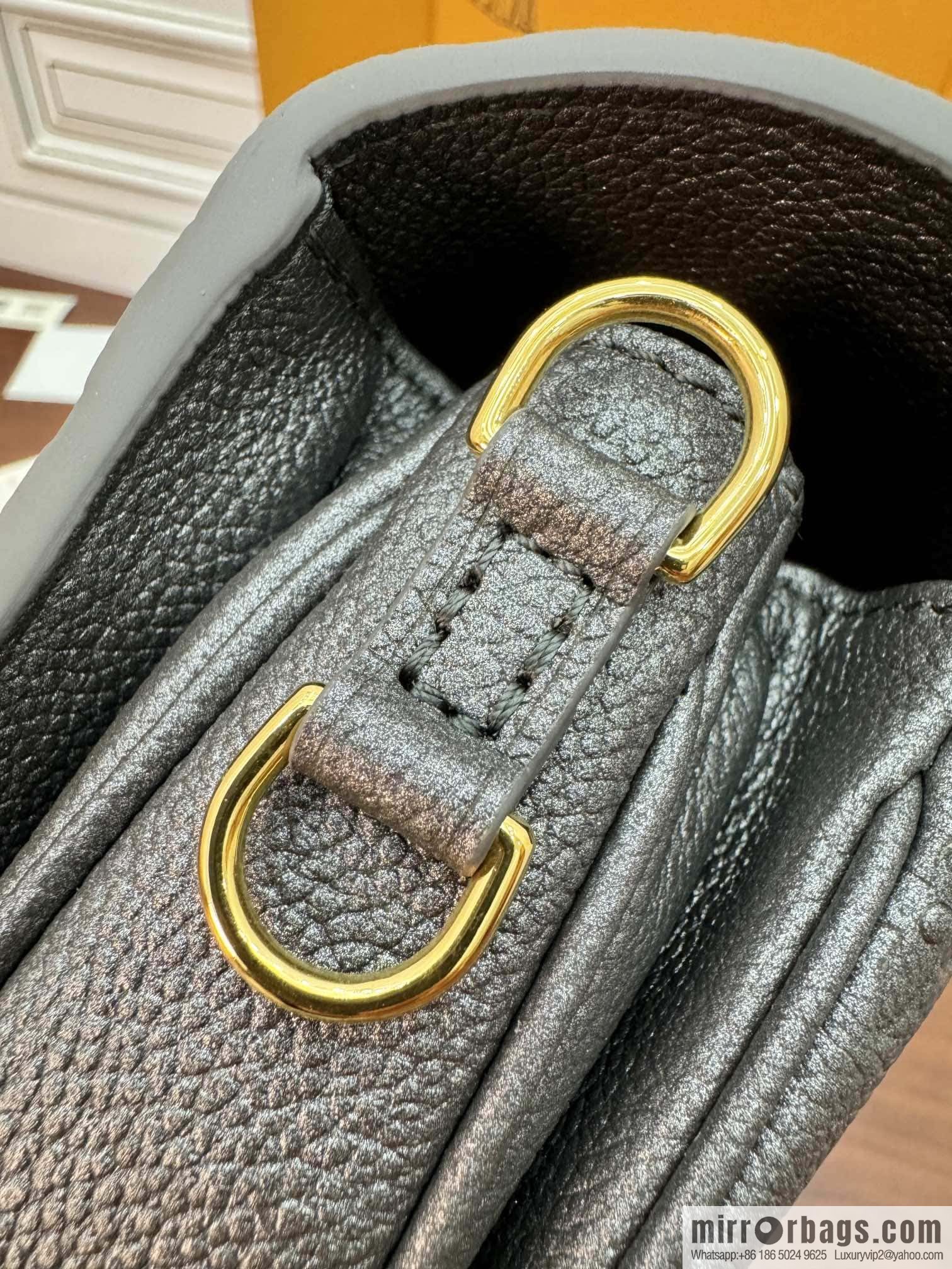 LV M11998 Pochette Métis East West