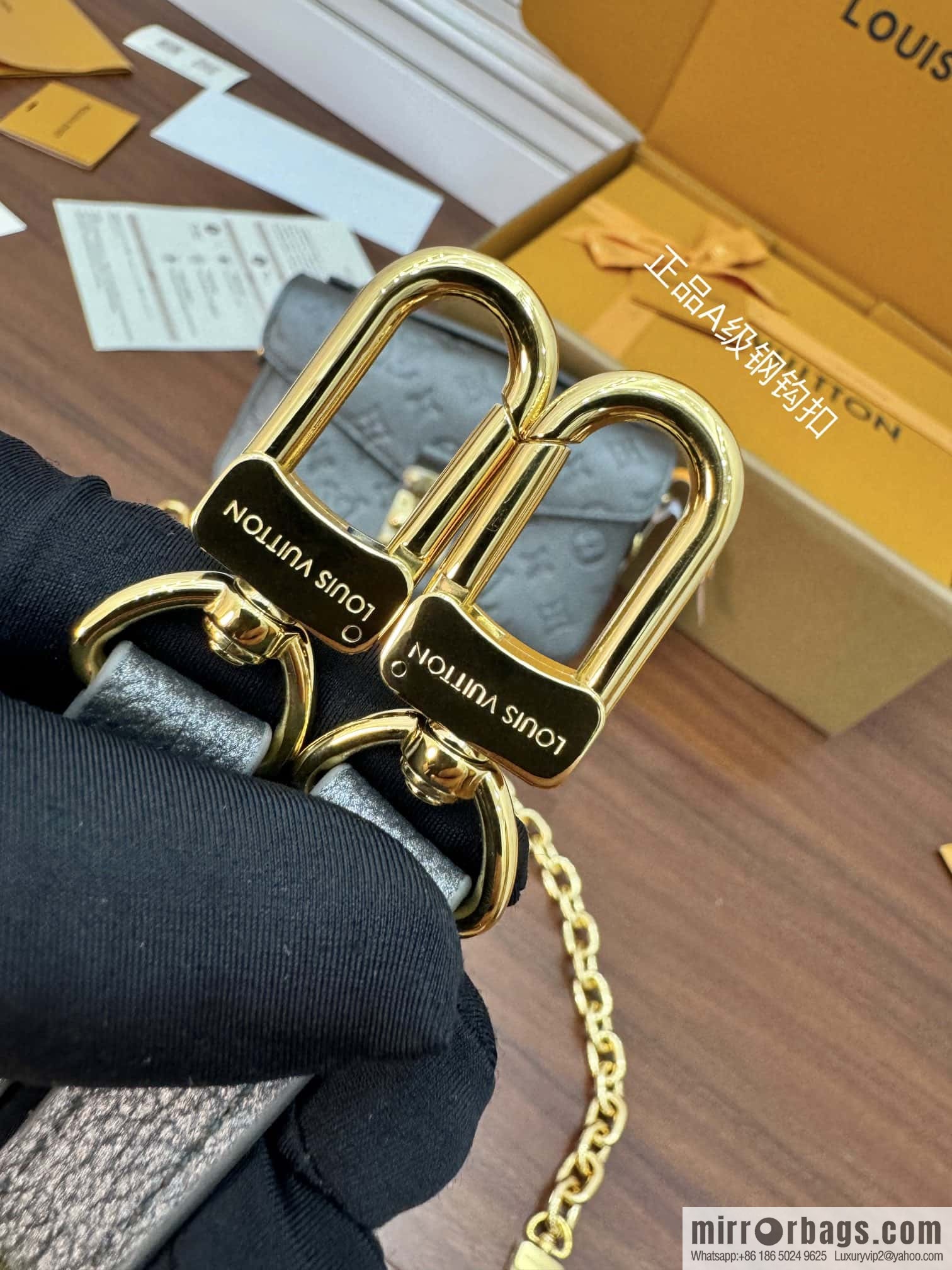 LV M11998 Pochette Métis East West